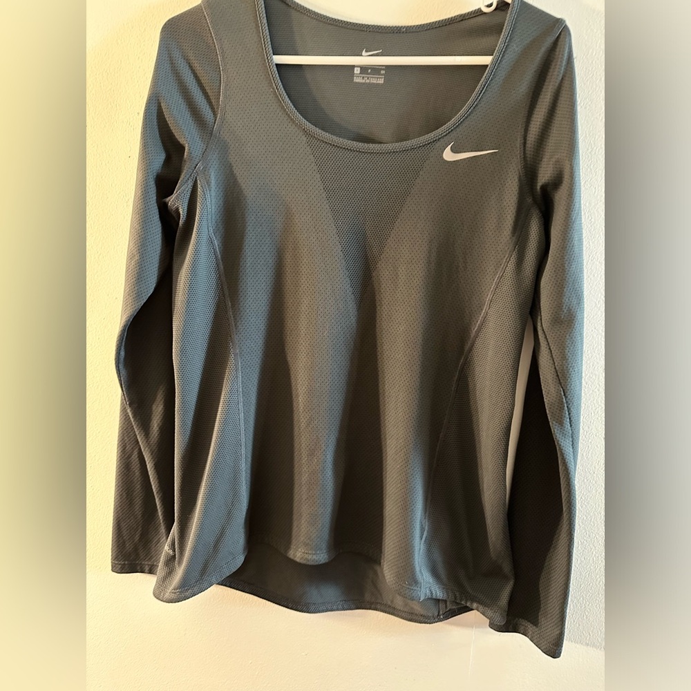 NIKE Running Shirt Womens small Zonal Cooling Gray Long Sleeve
Relay Activewear